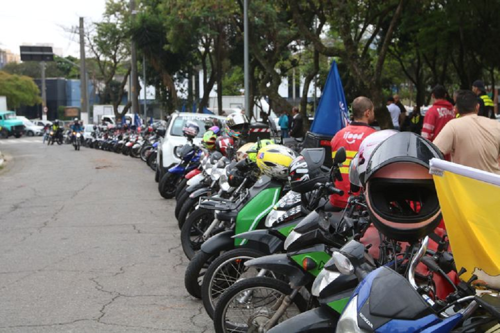Plataformas de entrega e de transporte por aplicativo usam trabalhadores autônomos para executar o serviço contratado pelos clientes - Foto: Rovena Rosa/Agência Brasil
