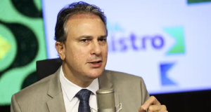 O ministro da Educação, Camilo Santana, falando em microfone, sério, gesticulando, sem olhar para a câmera