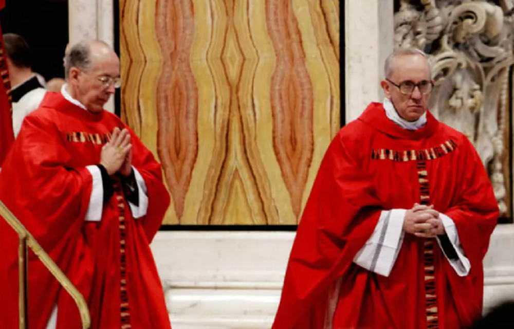 Juan Luis Cipriani e o então cardeal Jorge Mario Bergoglio, que se tornaria papa Francisco, se preparam para conclave em 2005