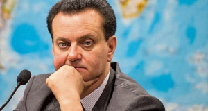 presidente do PSD, Gilberto Kassab, olhando para a câmera, sério, com rosto apoiado em uma das mãos