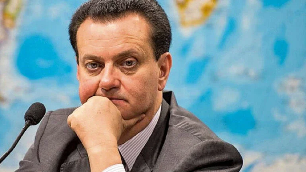 presidente do PSD, Gilberto Kassab, olhando para a câmera, sério, com rosto apoiado em uma das mãos