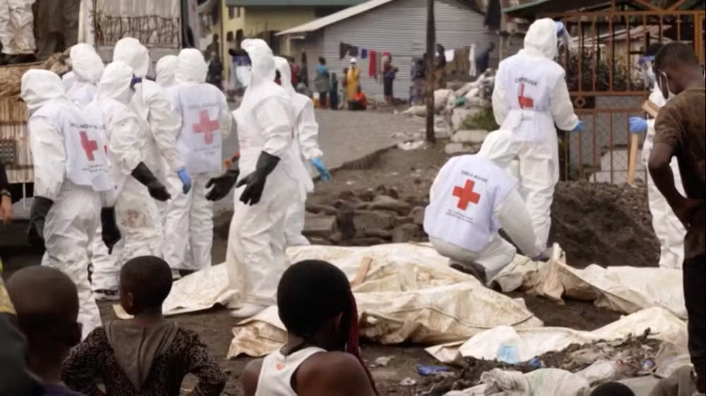 Trabalhadores humanitários retirando corpos de vítimas mortas em confrontos rebeldes no Congo