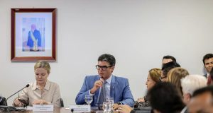 ministra Gleisi Hoffmann (Secretaria de Relações Institucionais) em reunião com Helder Barbalho e outras personalidades, ela escrevendo e ele falando