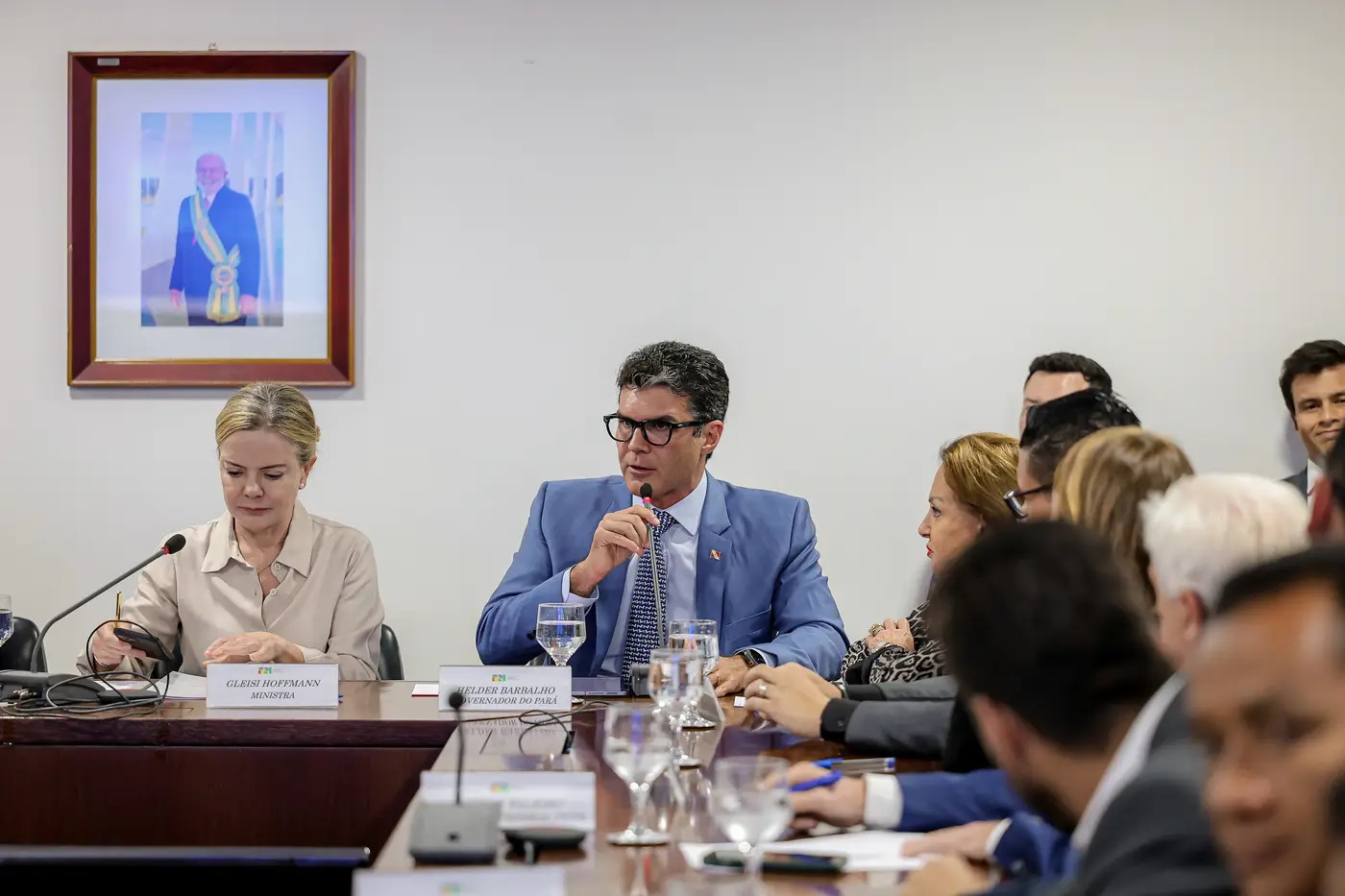 ministra Gleisi Hoffmann (Secretaria de Relações Institucionais) em reunião com Helder Barbalho e outras personalidades, ela escrevendo e ele falando