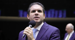O presidente da Câmara, Hugo Motta (Republicanos-PB), sério, falando em microfone, olhando para cima