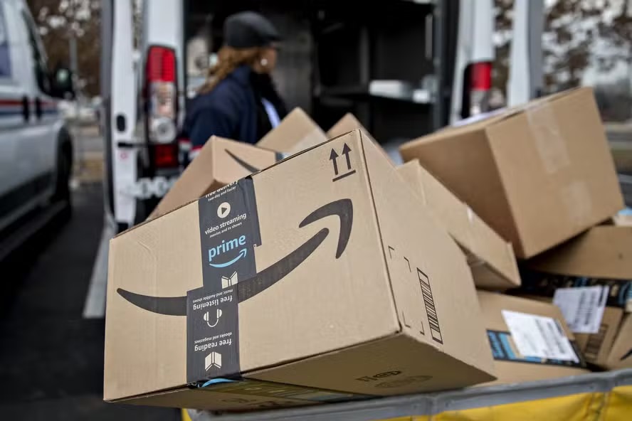 Entregadora da Amazon deixa encomenda e defeca na porta de clientes nos EUA