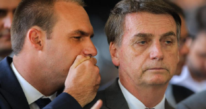 Eduardo Bolsonaro falando no ouvido do ex-presidente Jair Bolsonaro (PL), que está triste