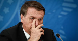 ex-presidente Jair Bolsonaro com expressão de preocupação e mão no rosto