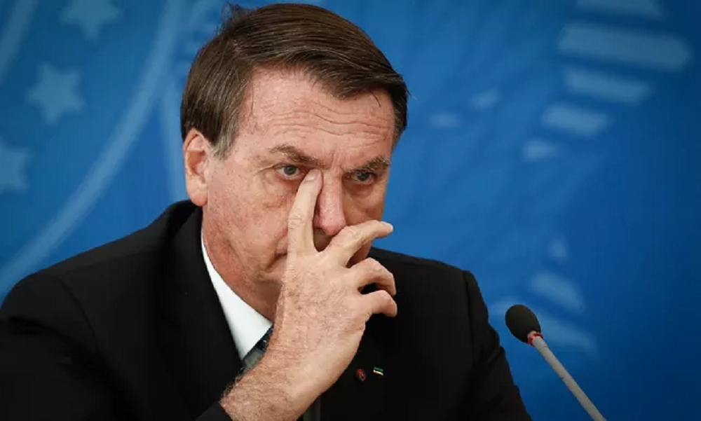 ex-presidente Jair Bolsonaro com expressão de preocupação e mão no rosto