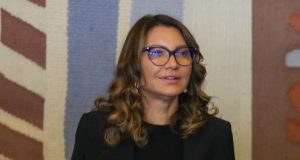 primeira-dama Rosângela da Silva, a Janja, de óculos de grau, roupa preta e cabelo solto, sem olhar para a câmera, com expressão pensativa