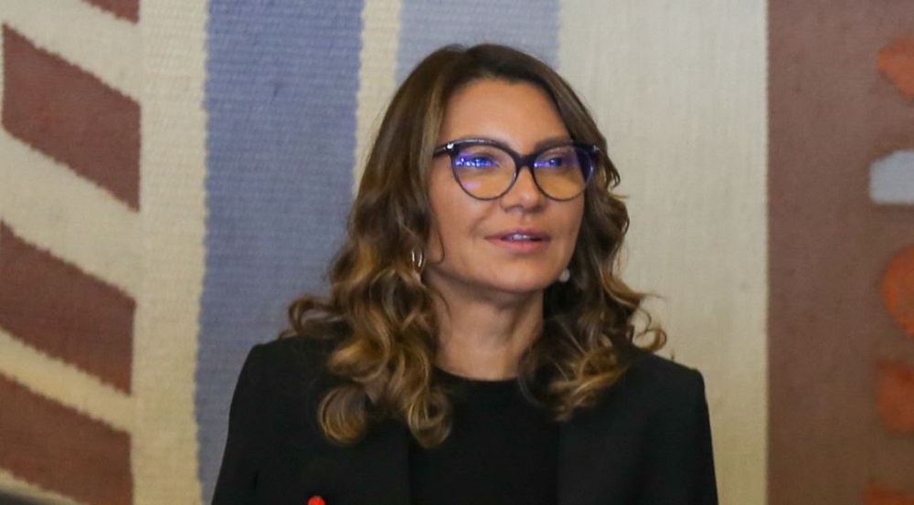 primeira-dama Rosângela da Silva, a Janja, de óculos de grau, roupa preta e cabelo solto, sem olhar para a câmera, com expressão pensativa