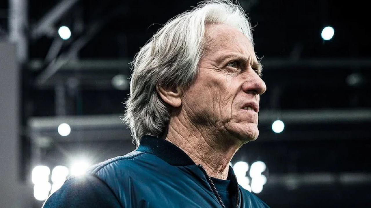 técnico português Jorge Jesus em close, de perfil, de roupa de frio azul marinho, sério