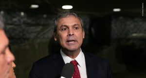 O deputado federal Lindbergh Farias (PT-RJ) falando em microfone, sério