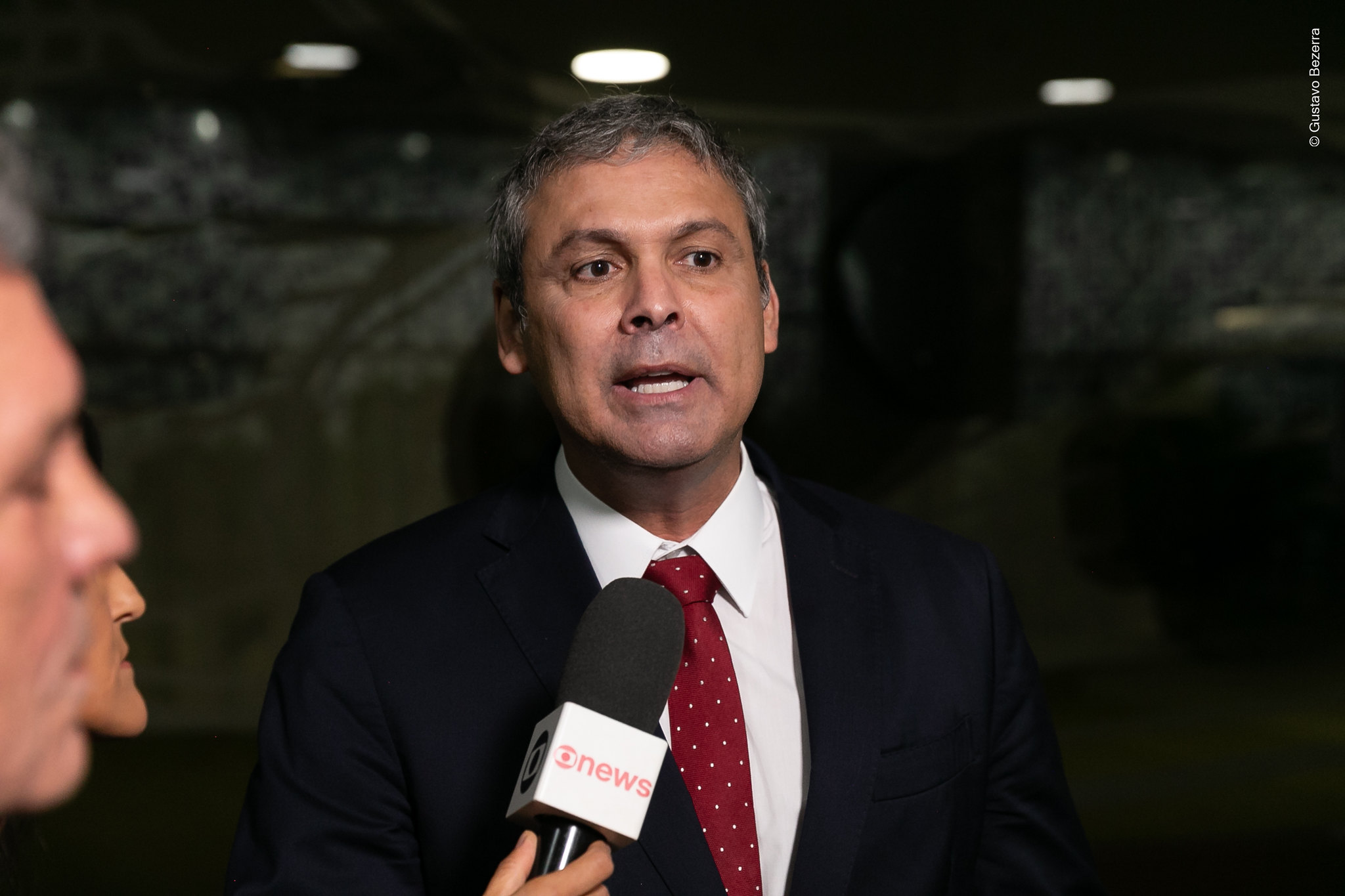 O deputado federal Lindbergh Farias (PT-RJ) falando em microfone, sério
