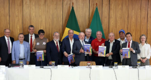 Dirigentes das centrais sindicais entregam ao presidente Lula a Pauta da Classe Trabalhadora 2025 - Foto: Valter Campanato/Agência Brasil