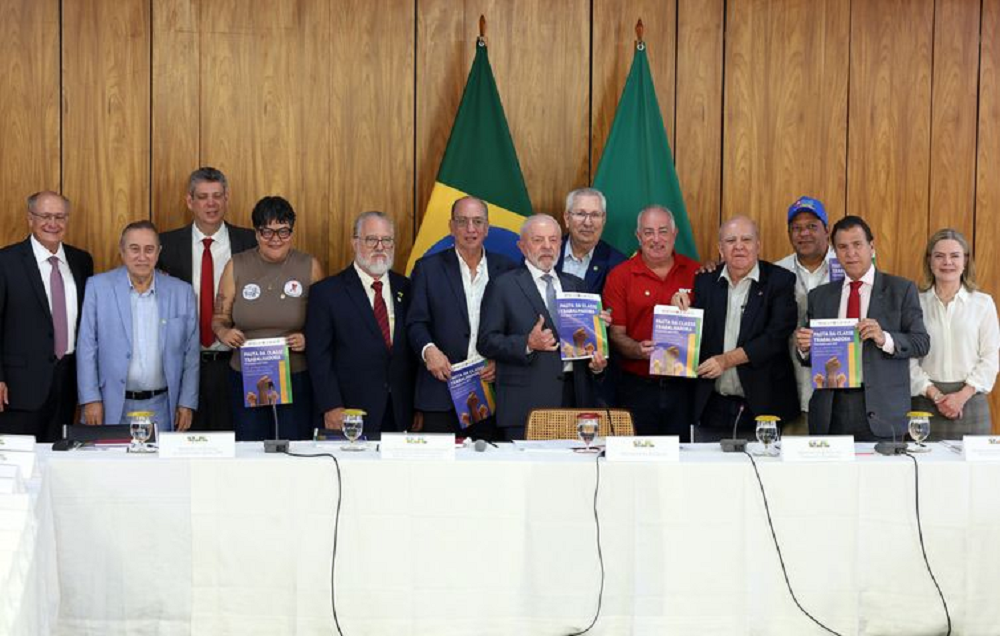 Dirigentes das centrais sindicais entregam ao presidente Lula a Pauta da Classe Trabalhadora 2025 - Foto: Valter Campanato/Agência Brasil