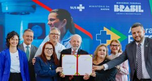 O presidente Luiz Inácio Lula da Silva (PT) e o ministro Alexandre Padilha em evento