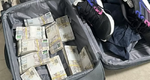 Notas de R$ 200 em mala com roupas e tênis