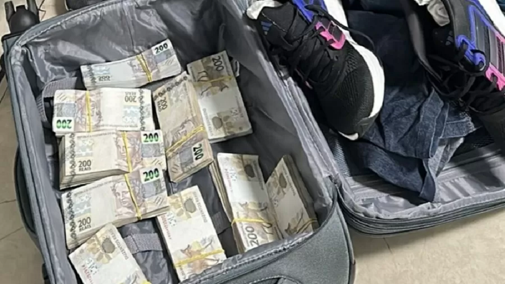 Notas de R$ 200 em mala com roupas e tênis