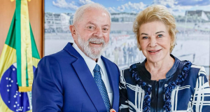 Lula e ex-prefeita Marta Suplicy em aperto de mãos, sorrindo para a câmera, lado a lado