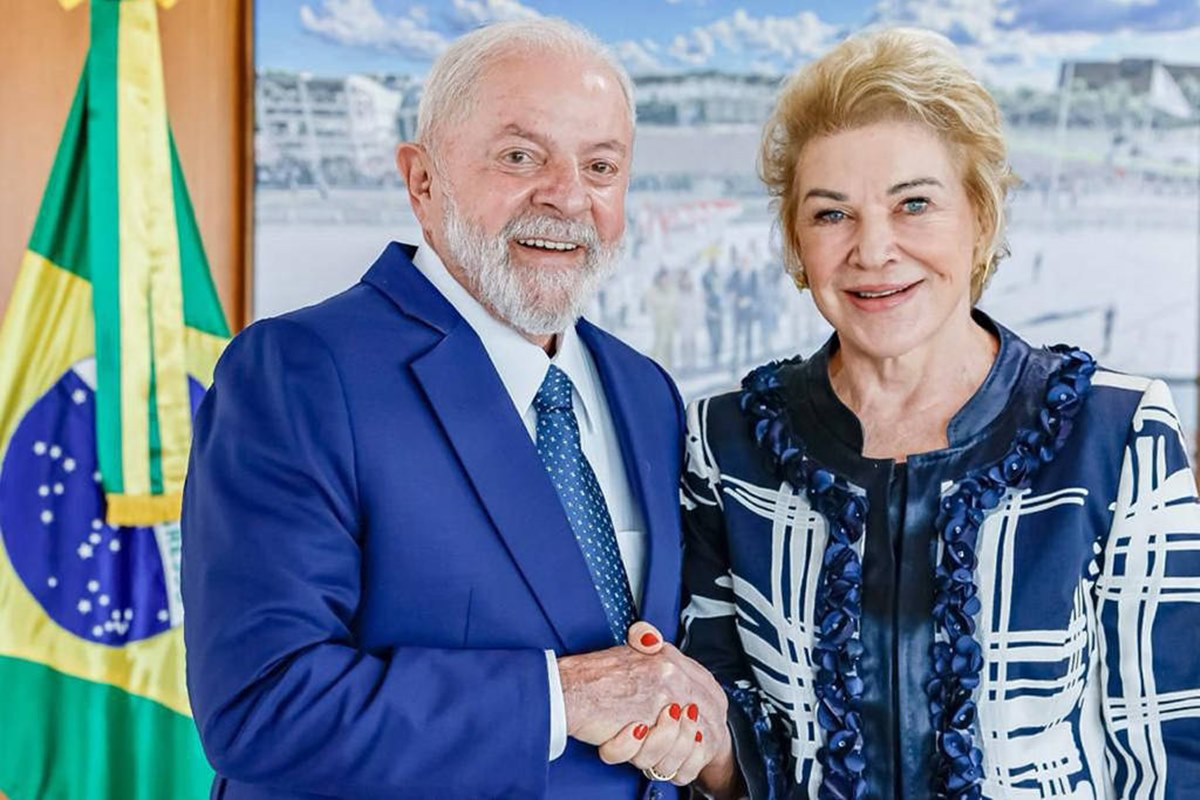 Lula e ex-prefeita Marta Suplicy em aperto de mãos, sorrindo para a câmera, lado a lado