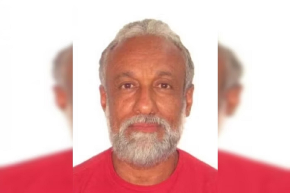 policial federal Wladimir Matos Soares no centro de montagem, de camiseta vermelha, sério, olhando para a câmera