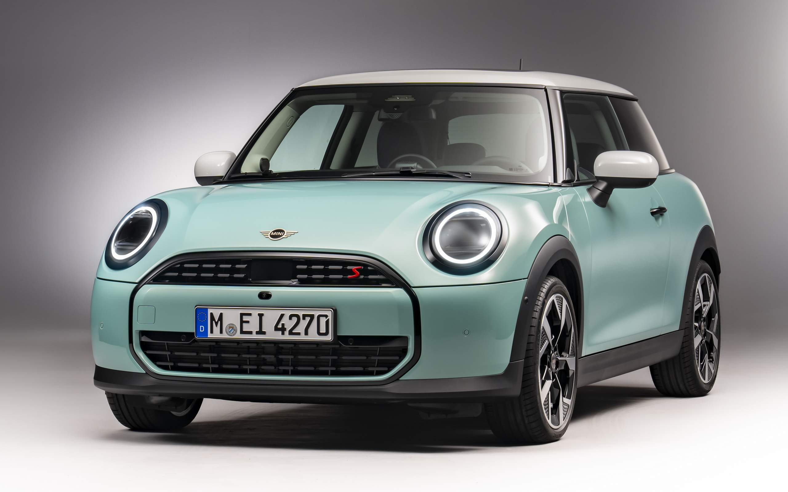 Mini Cooper de 5ª geração, verde, em foto de divulgação