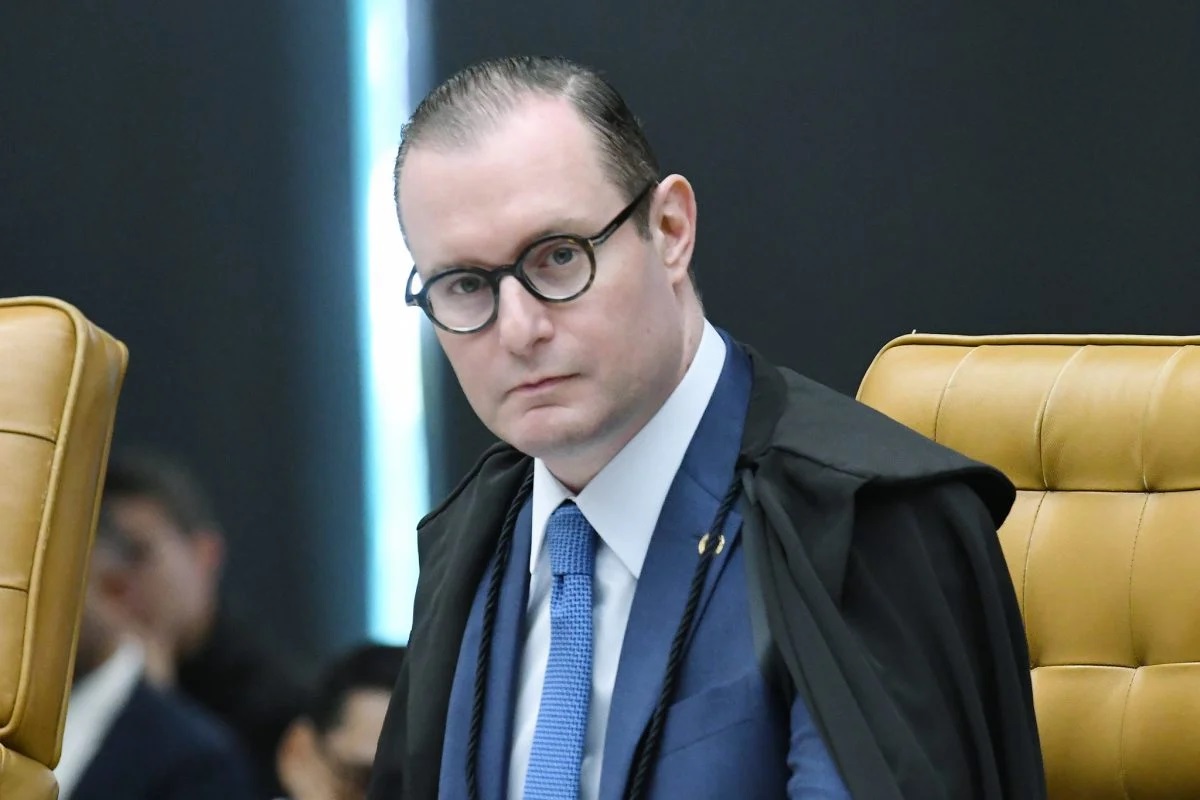 Cristiano Zanin de óculos, sério, olhando para o lado