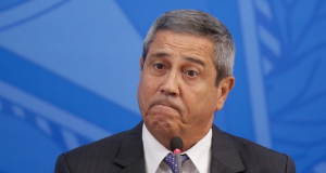 general Walter Braga Netto com expressão triste, sem olhar para a câmera