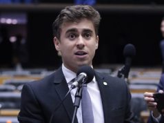 deputado federal Nikolas Ferreira falando em microfone, no plenário