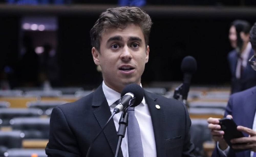 deputado federal Nikolas Ferreira falando em microfone, no plenário