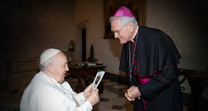 Papa Francisco sentado olhando papel e arcebispo de Manaus (AM), Dom Leonardo Steiner, em pé, curvado, falando com ele
