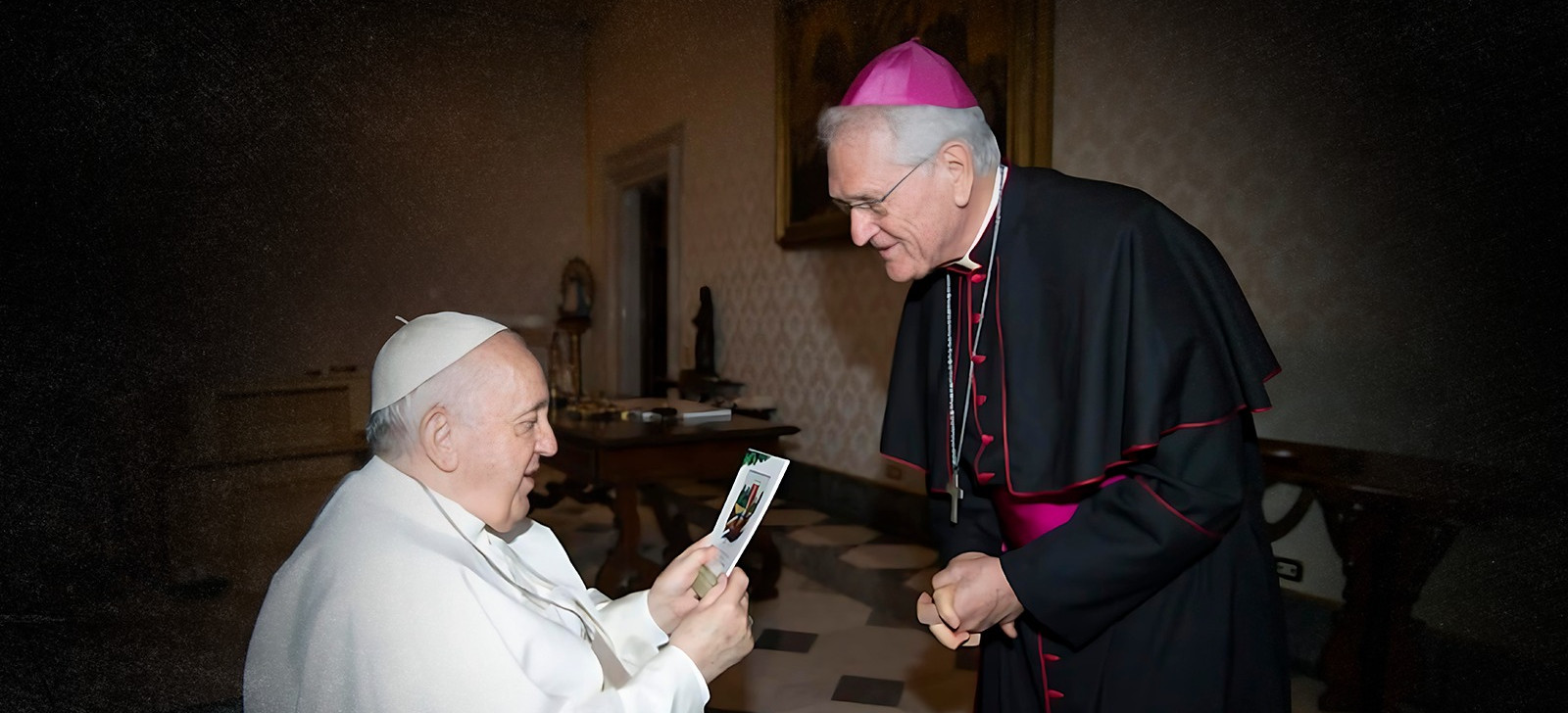 Papa Francisco sentado olhando papel e arcebispo de Manaus (AM), Dom Leonardo Steiner, em pé, curvado, falando com ele