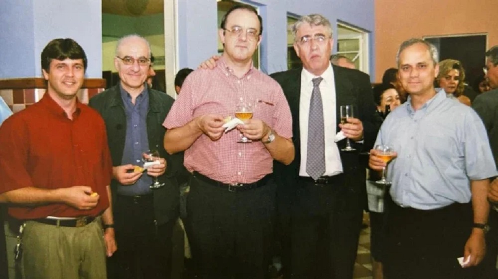 Papa Leão XIV entre amigos com copo de cerveja na mão