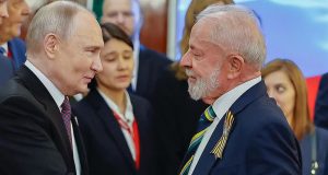 Putin e Lula em aperto de mãos
