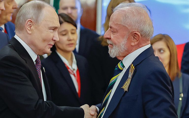 Putin e Lula em aperto de mãos