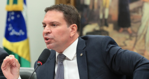 deputado federal Alexandre Ramagem (PL-RJ) falando com expressão de raiva