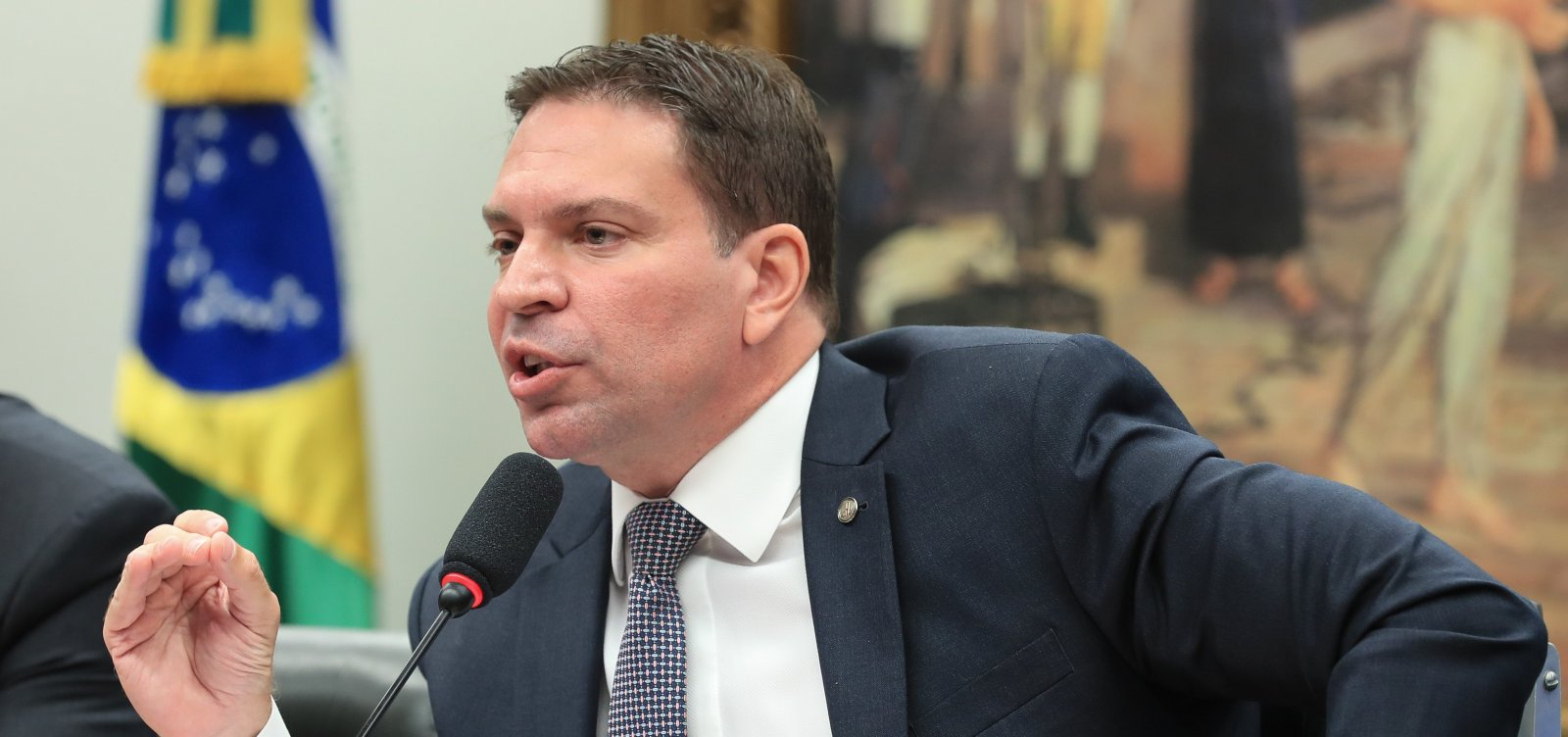deputado federal Alexandre Ramagem (PL-RJ) falando com expressão de raiva