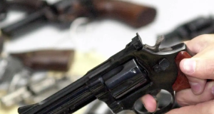 Mão segurando arma