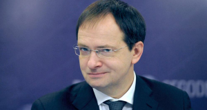 O assessor presidencial Vladimir Medinsky de óculos, em close, olhando para a câmera