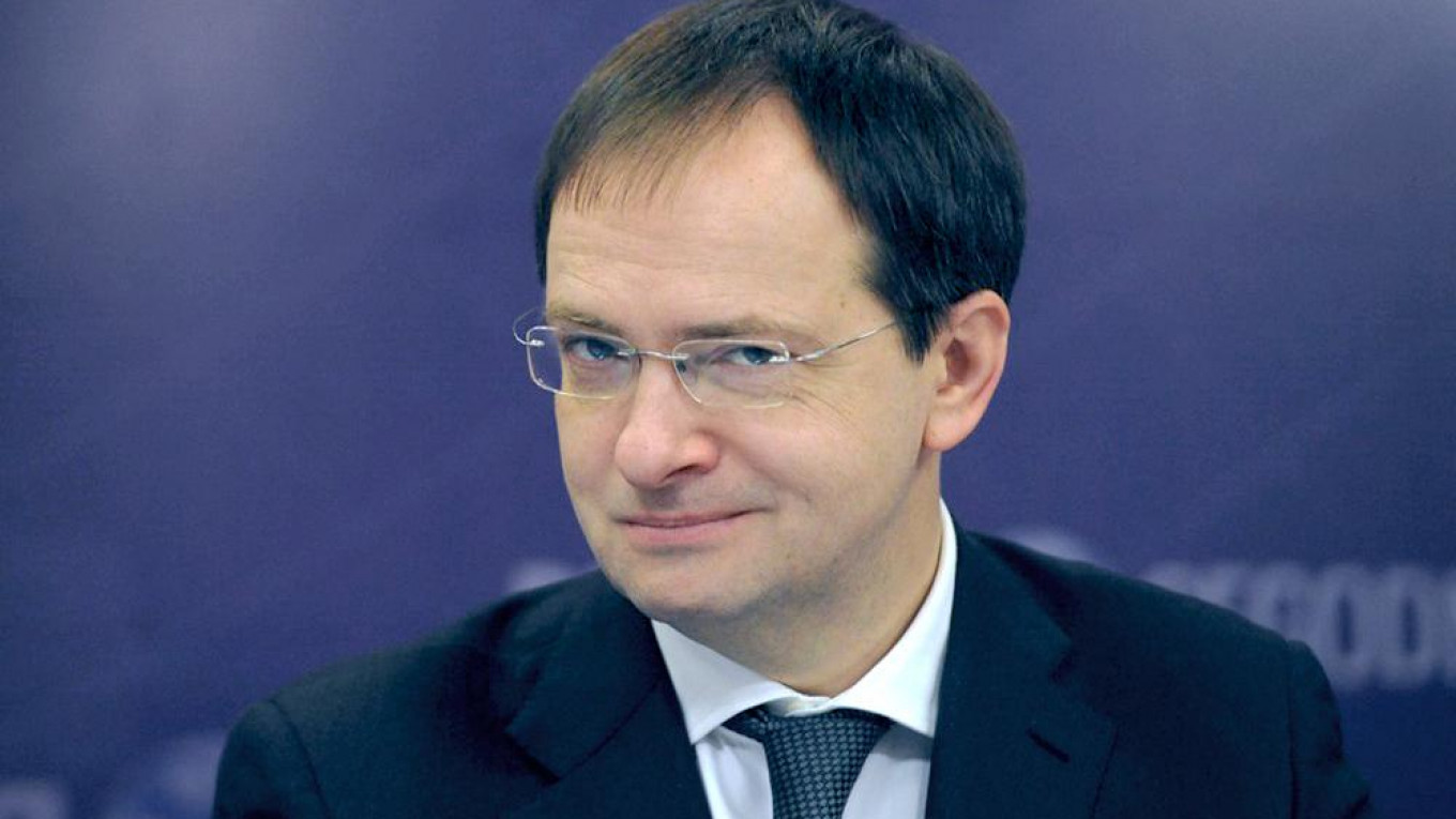 O assessor presidencial Vladimir Medinsky de óculos, em close, olhando para a câmera