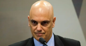 ministro do Supremo Tribunal Federal (STF) Alexandre de Moraes sem olhar para a câmera, sério
