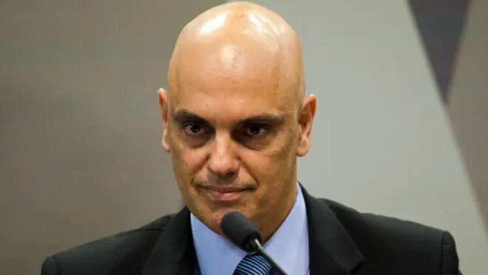 ministro do Supremo Tribunal Federal (STF) Alexandre de Moraes sem olhar para a câmera, sério