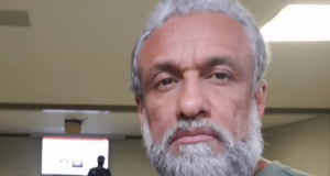 Policial federal Wladimir Matos Soares de camiseta cinza, olhando sério para a câmera, em close