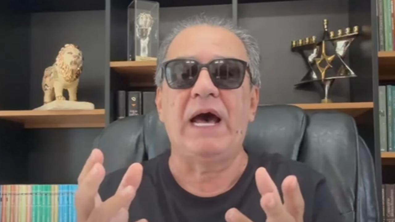 O pastor Silas Malafaia de camiseta preta e óculos escuros, falando e gesticulando