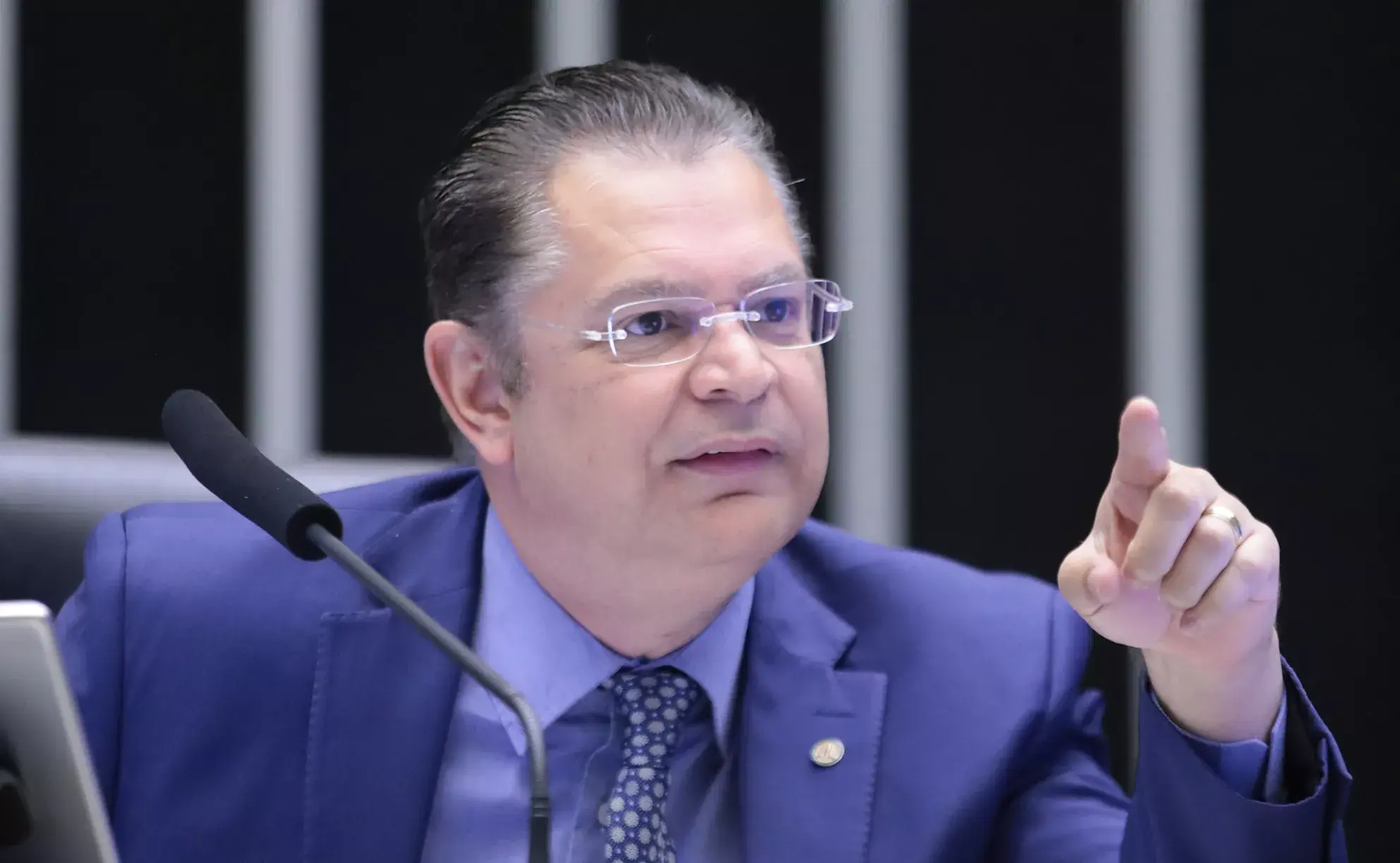 líder do PL na Câmara, deputado Sóstenes Cavalcante, falando, sério, sem olhar para a câmera