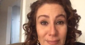 deputada Carla Zambelli (PL-SP) com cara de choro, olhando para a câmera