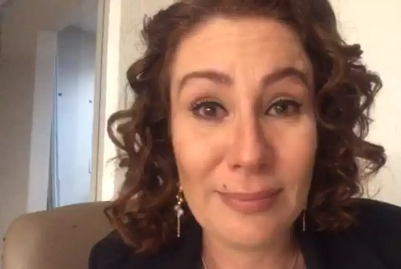 deputada Carla Zambelli (PL-SP) com cara de choro, olhando para a câmera