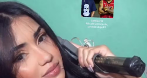 Bianca Duarte Franco posando séria com revólver