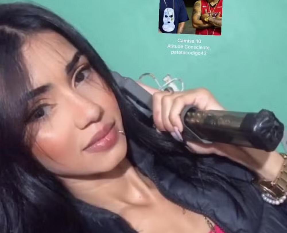 Bianca Duarte Franco posando séria com revólver